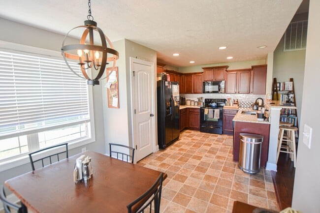 Building Photo - Pet Friendly Three Bedroom!