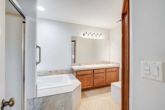 Building Photo - Beautiful 5 bed, 3 bath rental home in North Central, Gresham!