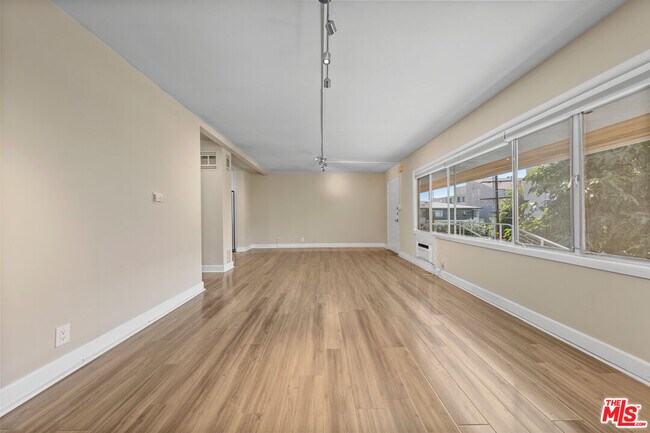 Building Photo - 8555 Sherwood Dr