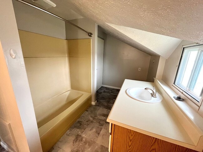 Building Photo - FIVE BEDROOM HOUSE !!. Just a four-minute ...