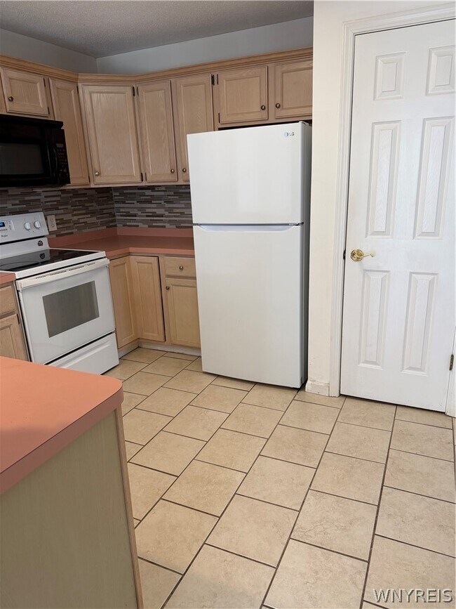 Building Photo - 304 Forest Edge Dr