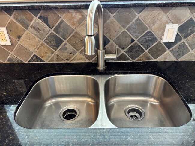 Building Photo - 1510 W 26th St