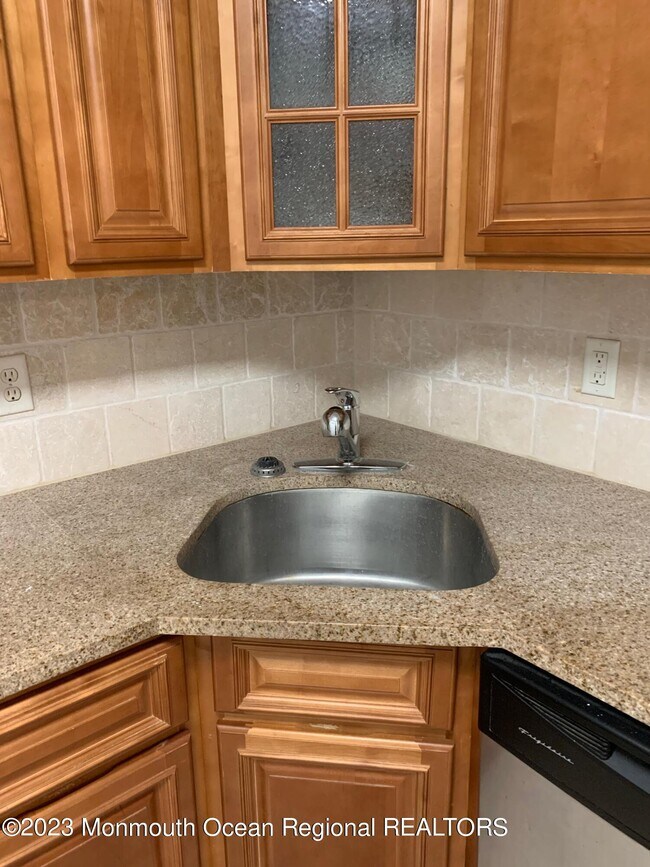 Building Photo - 304 4th Ave