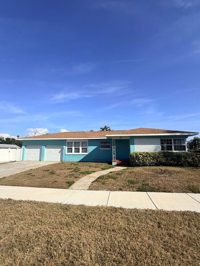 Building Photo - Stunning 2BR 2BA SFR w/ Private Pool • 2-Car Garage in Clearwater