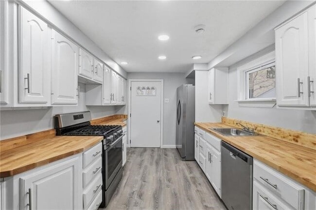 Building Photo - 228 Sylvan Walk