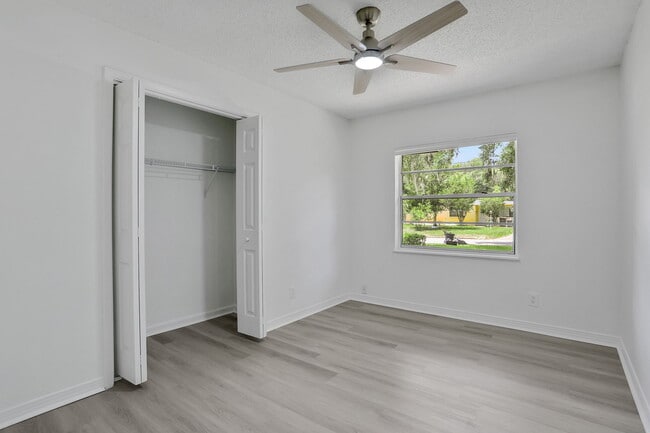 Building Photo - 3923 Tyndale Dr