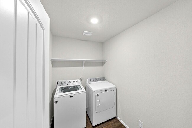 Building Photo - 1 MONTH FREE RENT WITH 18 - 24 MONTH LEASE!!! AVAILABLE THROUGH MARCH ONLY!