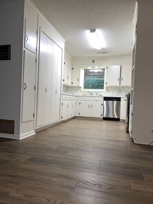 Building Photo - Spacious Ranch
