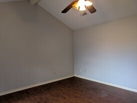 Building Photo - 1806 Treehouse Trl