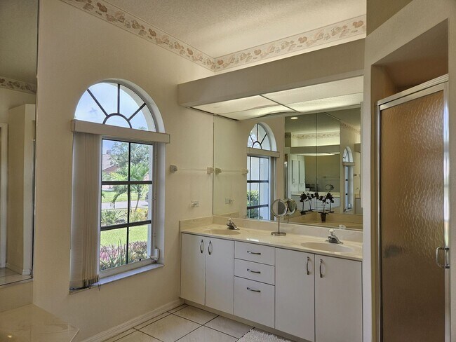 Building Photo - Seasonal Short-Term Private Heated Pool Home with 3 Bedroom, 2.5 Bath, 2 Car Garage in Sorrento W...