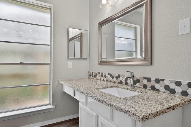 Building Photo - 10606 Forest Leaf Dr