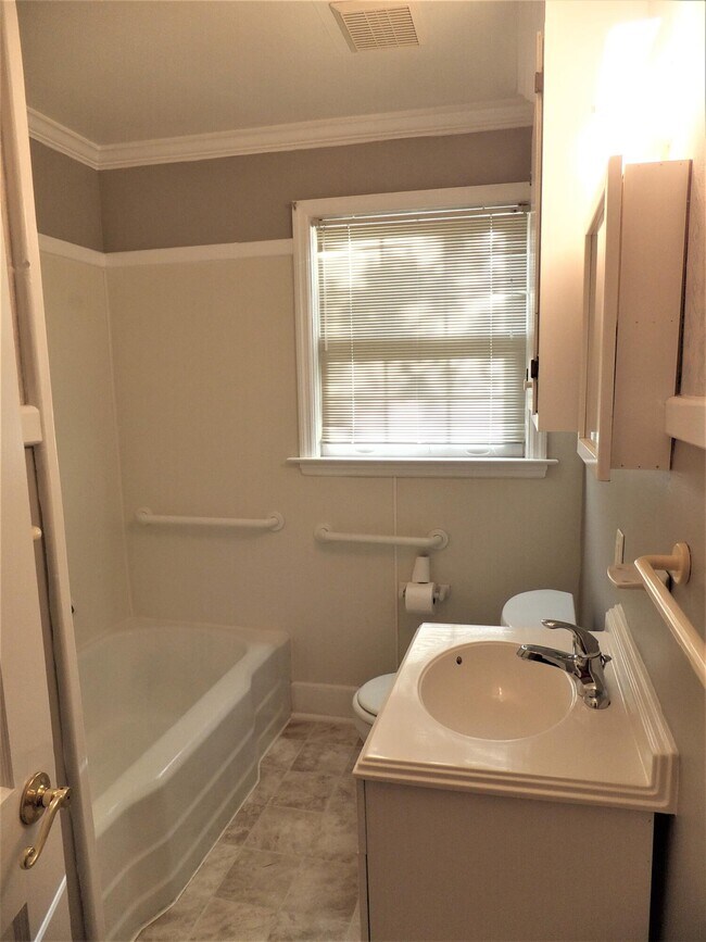 Building Photo - 214 Edgewood Dr