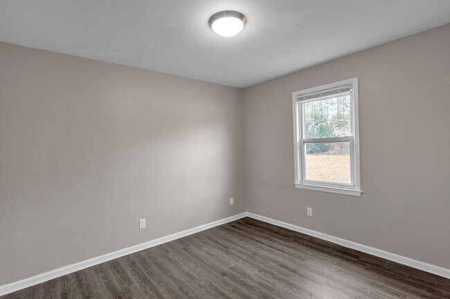 Building Photo - Comfort meets convenience- 2 Bedroom apartment in Columbia