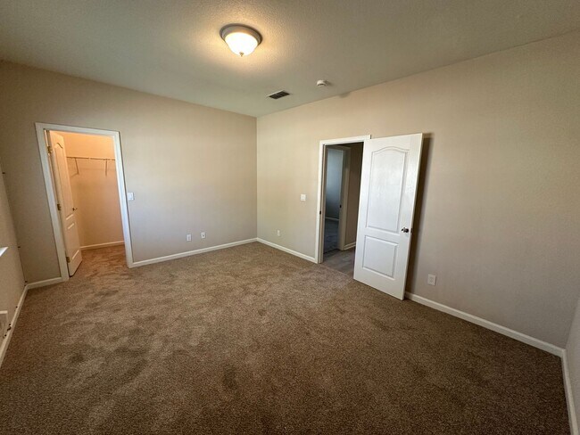 Building Photo - Gorgeous 6 Bedroom, 3 Bath Antioch Home