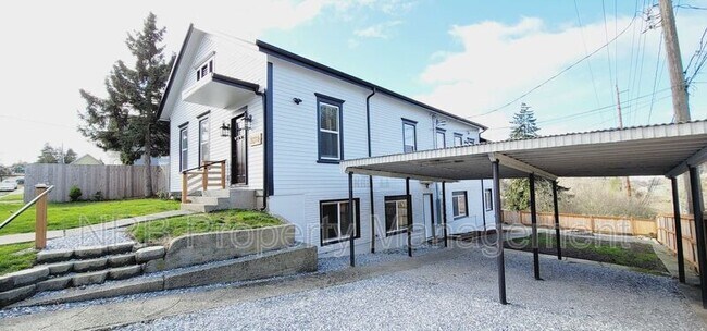 Building Photo - 3216 E Roosevelt Ave