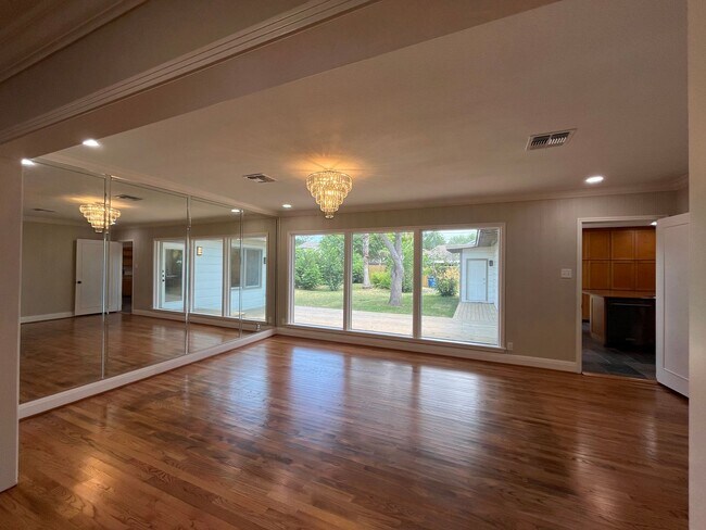 Building Photo - UPDATED HOME IN LAMAR PARK!!