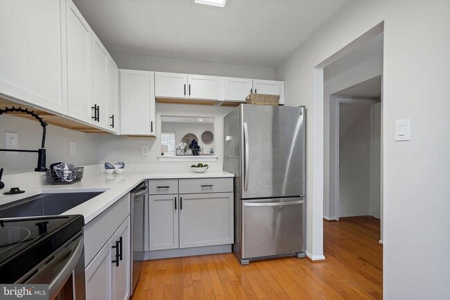 Building Photo - 8552 Southlawn Ct