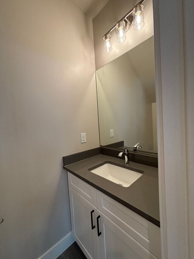 Building Photo - MOVE IN SPECIAL - DECEMBER RENT FREE!