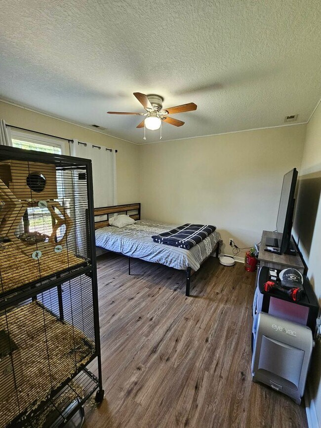 Building Photo - Nicely Updated 5 Bedroom Home!
