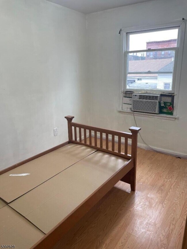 Building Photo - 743 E 18th St