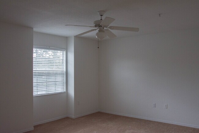 Building Photo - Second Floor Apartment with Balcony View! ...