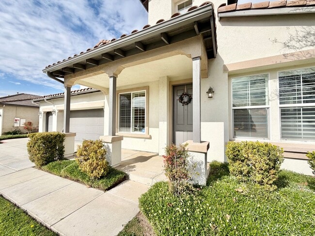 Building Photo - Spacious 5 Bedroom Wolf Creek Home with Balcony, Loft & Secondary Kitchen