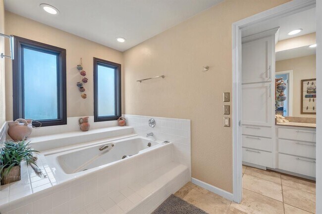 Building Photo - 604 Rolling Green Dr