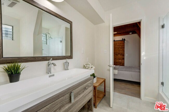 Building Photo - 3237 Kelton Ave