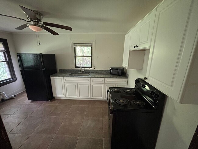 Building Photo - One Bedroom House in Woodycrest
