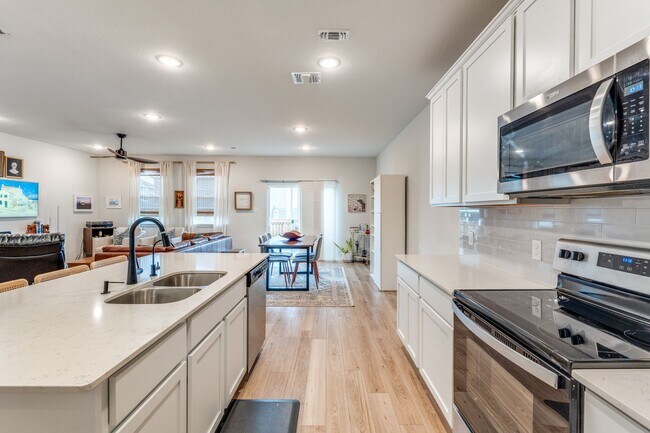 Building Photo - SPACIOUS 4-BEDROOM HOME IN BELLA ROSA
