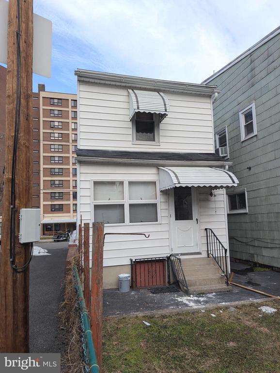 Building Photo - 325 Lewis St