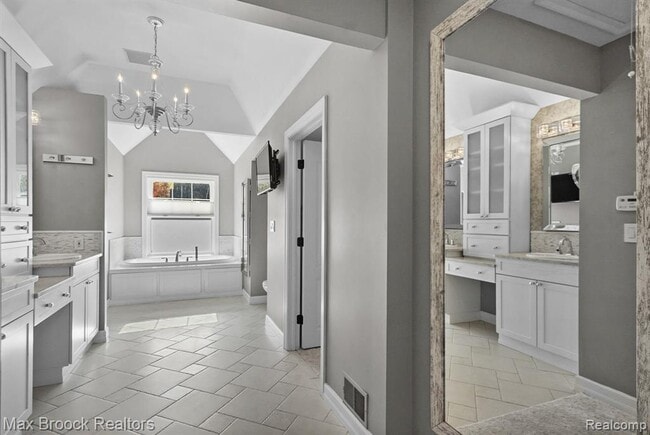 Building Photo - 2120 Buckingham Ave