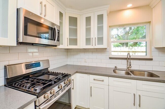 Building Photo - 8330 Waterbury Dr
