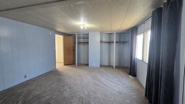 Building Photo - Welcome to this 3-bedroom, 2-bathroom home...