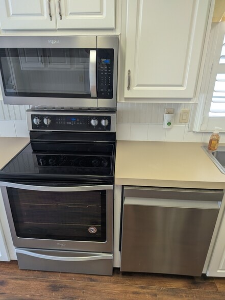 Building Photo - 215 Tiger Lilly Dr