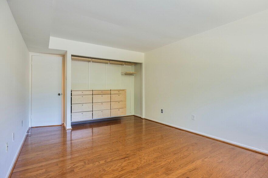 Building Photo - 1643 Parkcrest Cir