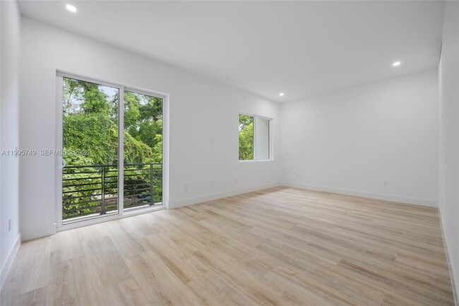 Building Photo - 3162 Plaza St