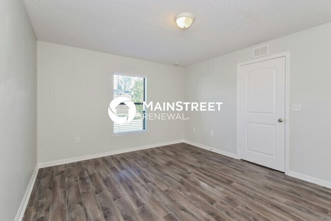 Building Photo - 3 Bedroom Pet-Friendly Home in Tavares, FL with Main Street Renewal