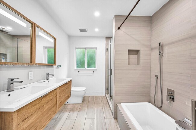 Building Photo - 1080 NE 104th St