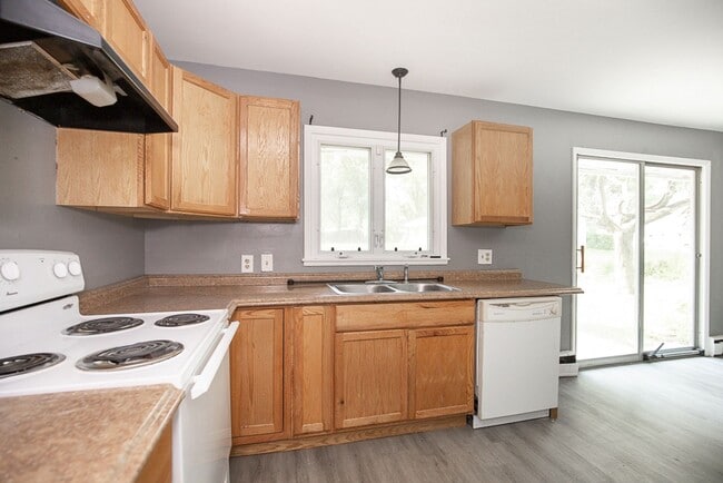 Building Photo - NICE RANCH IN AMHERST!