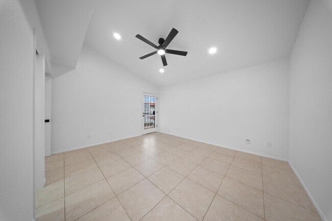 Building Photo - 220 N 22nd Pl