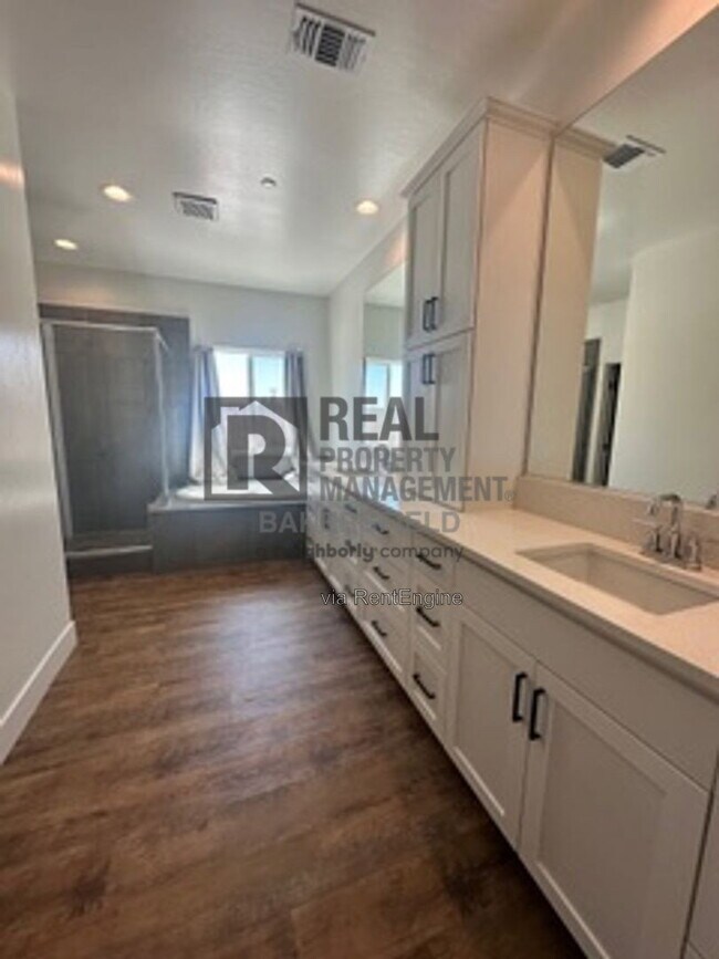Building Photo - 823 Brookline Ln