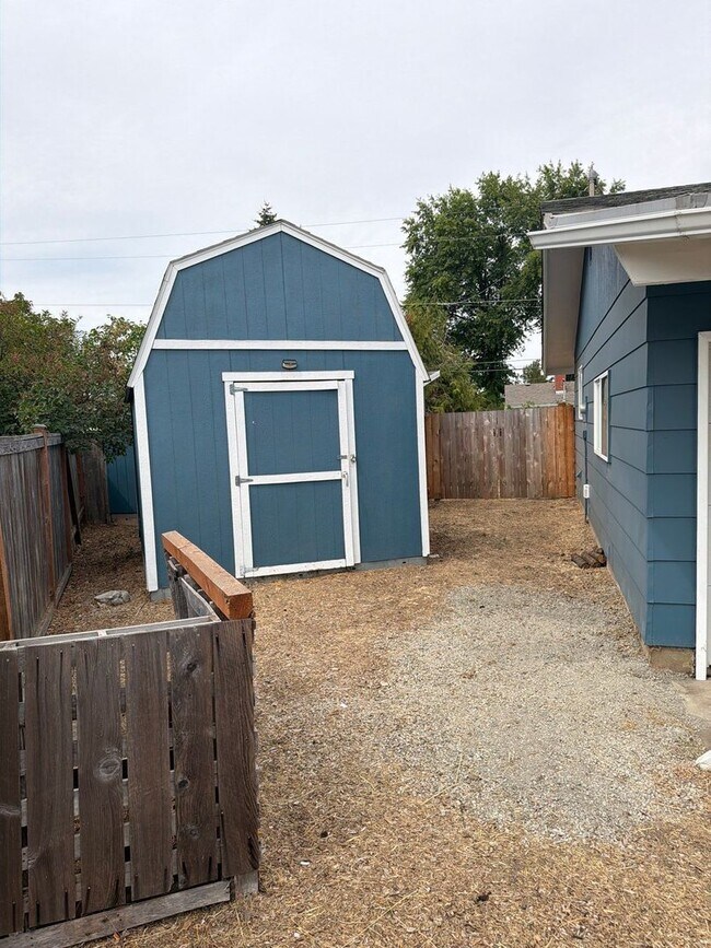Building Photo - 1085 Saville Ave
