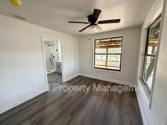 Building Photo - 15945 Villa City Rd