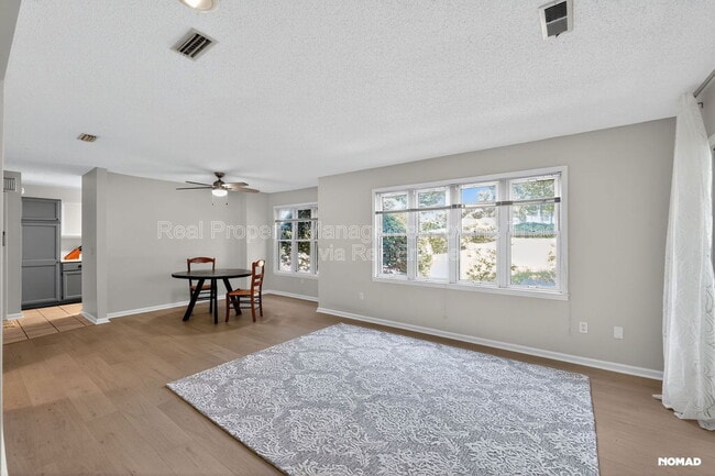 Building Photo - 201 Oakwood Ct