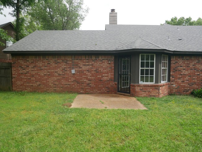 Building Photo - 2885 Waverly Dr