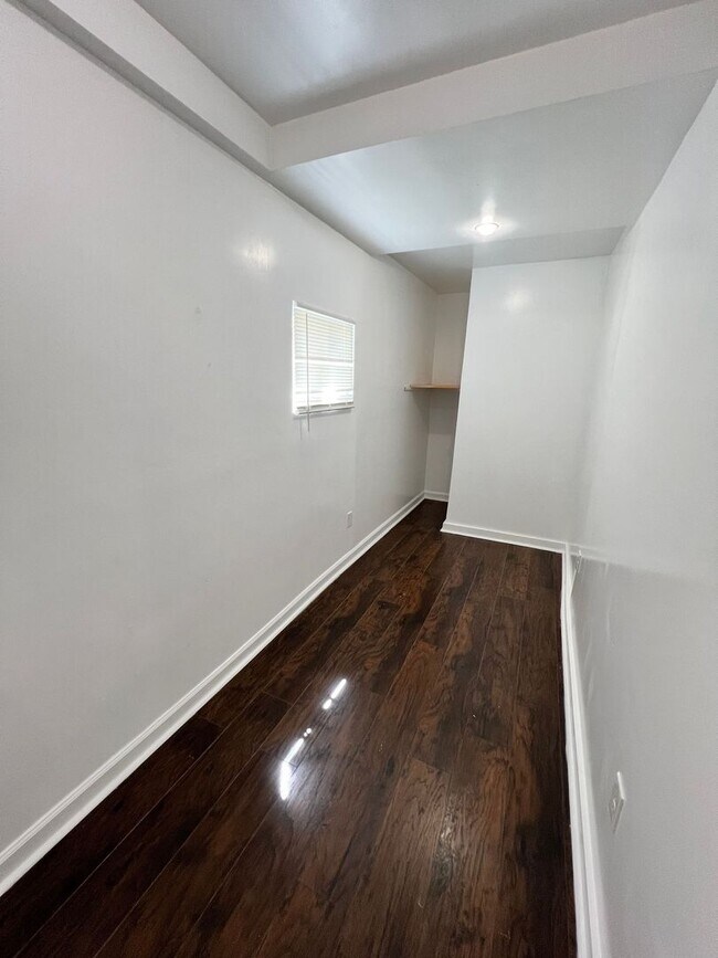 Building Photo - Stylish 2-Bedroom Unit Featuring Decorative Fireplace