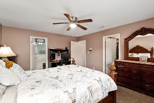 Building Photo - Beautiful 4/3 home With Attached Mother In...