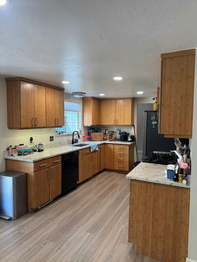 Building Photo - 1242 E Eastridge Cir