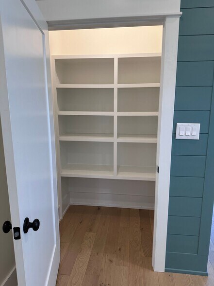 Building Photo - 136 McCowat St